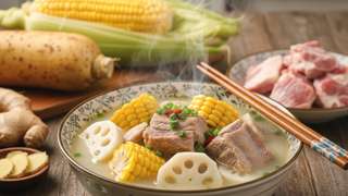 莲藕排骨汤的做法：掌握这3个细节，教你玉米莲藕排骨汤的做法